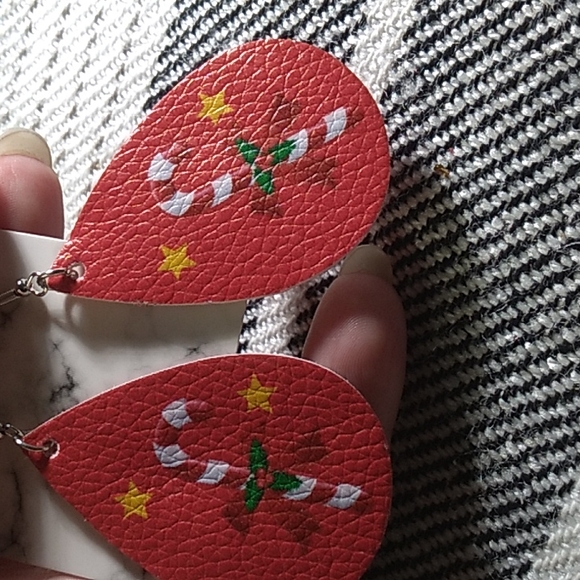 1.5 x 3 inches punched fake leather Christmas earrings in Red w Candy Cane - Picture 3 of 4